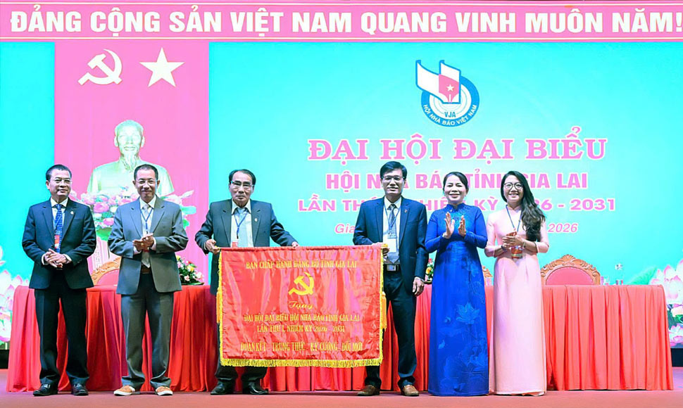 Ban Tuyên giáo và Dân vận Tỉnh ủy trao bức trướng cho Đại hội. Ảnh: Đức Thụy