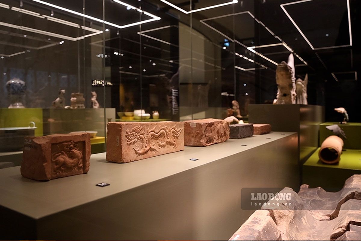 Không gian trưng bày của bảo tàng hiện được xây dựng theo 7 chủ đề lớn với 35 chuyên đề, phản ánh lịch sử và văn hóa Hà Nội từ quá khứ đến hiện tại. Nơi đây đang lưu giữ hơn 70.000 hiện vật, tài liệu cùng 6 nhóm bảo vật quốc gia. Ảnh: Dương Anh