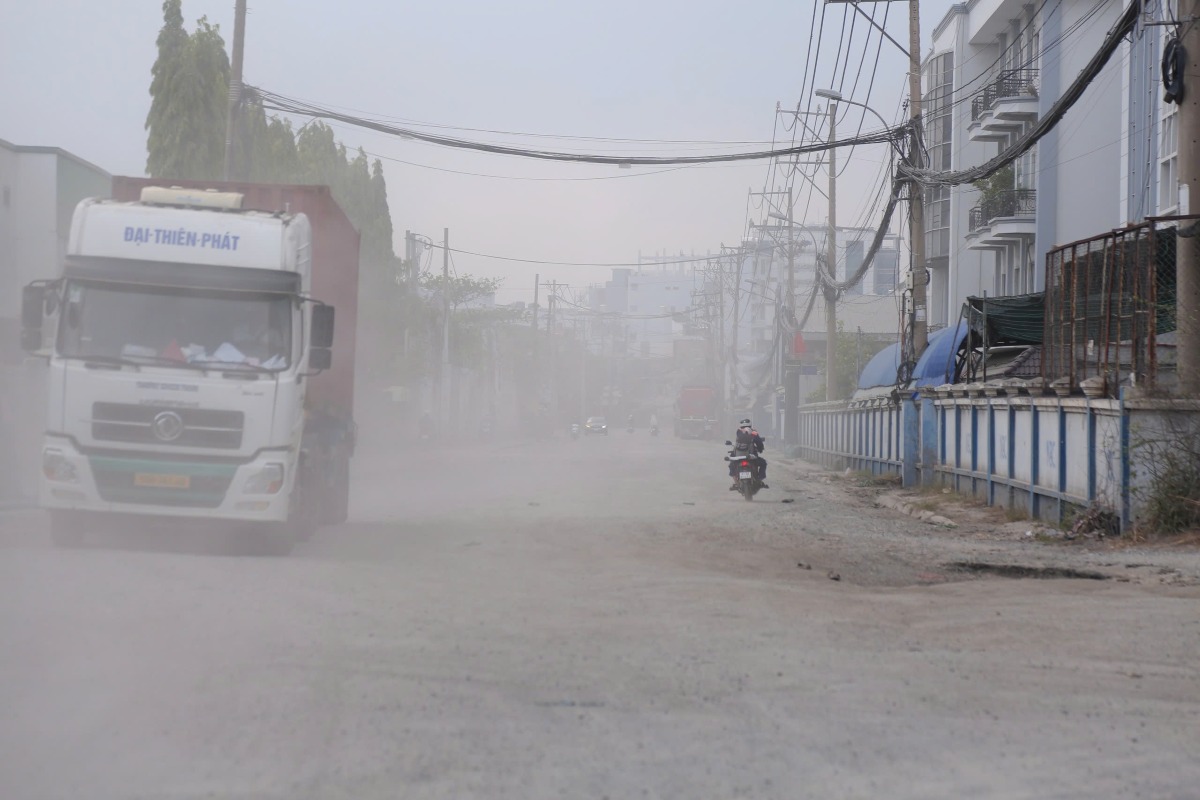 Đầu đường không xuất hiện hố sâu nhưng tình trạng bụi mù mịt khiến người dân ngán ngẫm. Ảnh: Minh Tâm