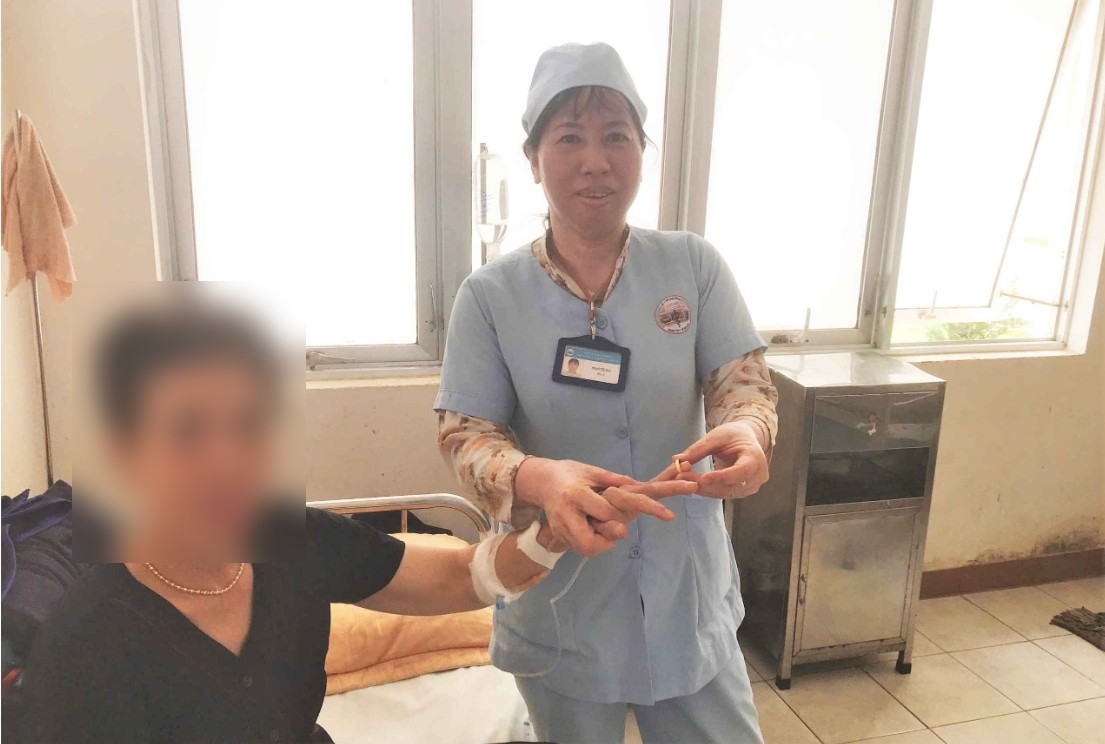 Female nurse Pham Thi Hoa returned the lost gold ring to patient Nguyen Thi T. Photo: Phuc Khanh