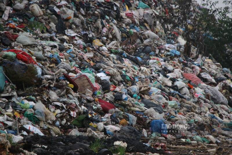 Trong khi các đơn vị chưa có phương án xử lý dứt điểm bãi rác Tân Mỹ thì người dân vẫn phải hàng ngày đối mặt với ô nhiễm. Ảnh: Việt Bắc