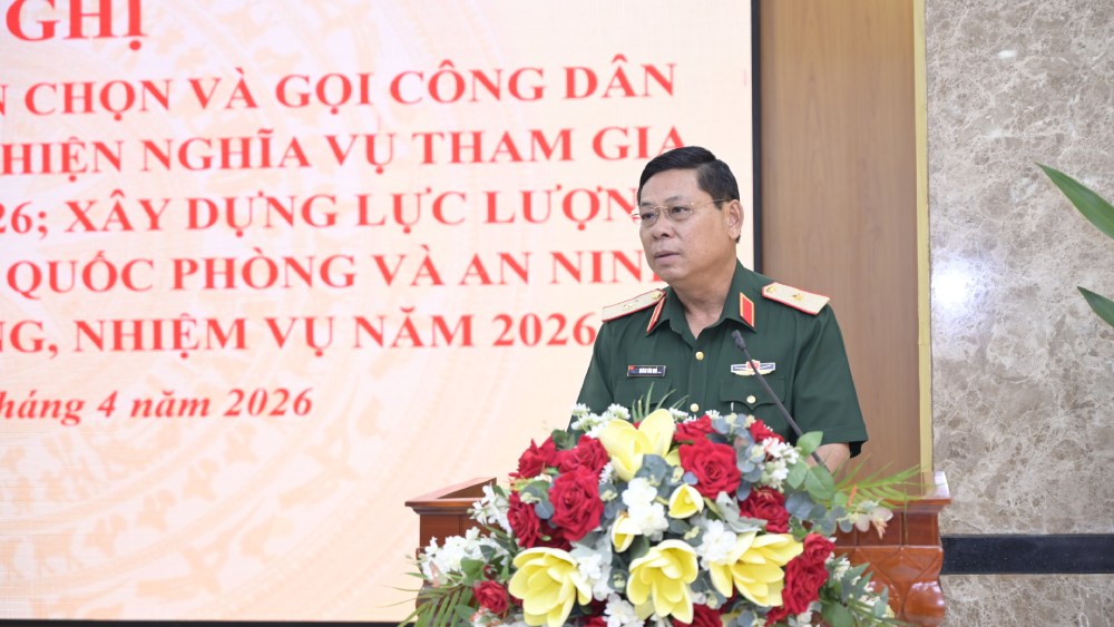 Thiếu tướng Quách Văn Nhỏ, Phó Tư lệnh Quân khu 9 phát biểu chỉ đạo tại hội nghị. Ảnh: Phương Vũ