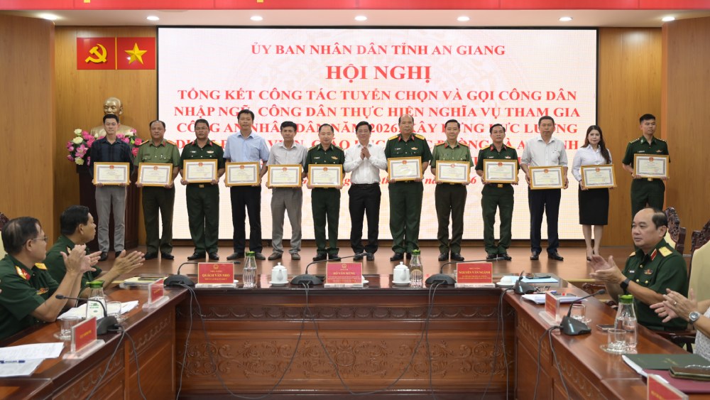 Chủ tịch UBND tỉnh An Giang Hồ Văn Mừng trao bằng khen cho các tập thể, cá nhân. Ảnh: Phương Vũ