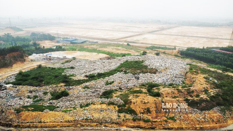 Bãi rác thải sinh hoạt của thành phố Sông Công cũ chất cao như núi, tồn đọng nhiều năm chưa được xử lý dứt điểm, gây ô nhiễm môi trường. Ảnh: Việt Bắc.