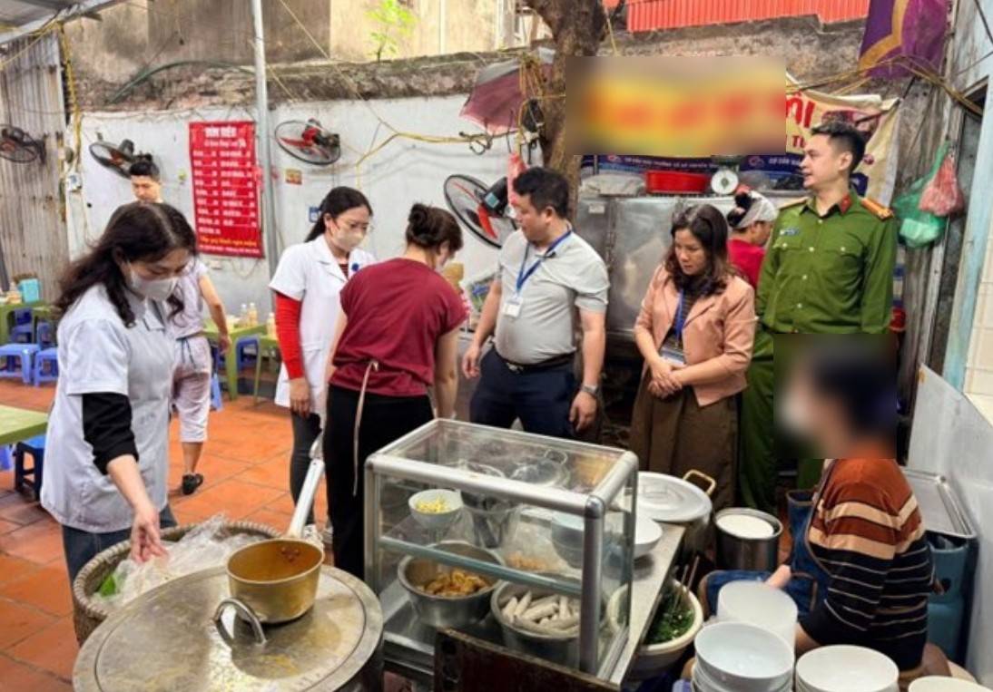 Inter-sectoral delegation of Hoan Kiem ward (Hanoi) inspects food service establishments in the area. Photo: Hanoi Department of Health