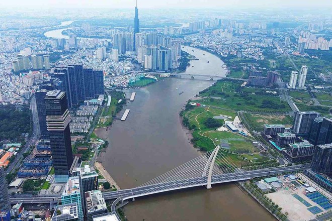 Ho Chi Minh City bans and diverts traffic on some roads to serve the cycling race. Photo: Anh Tu