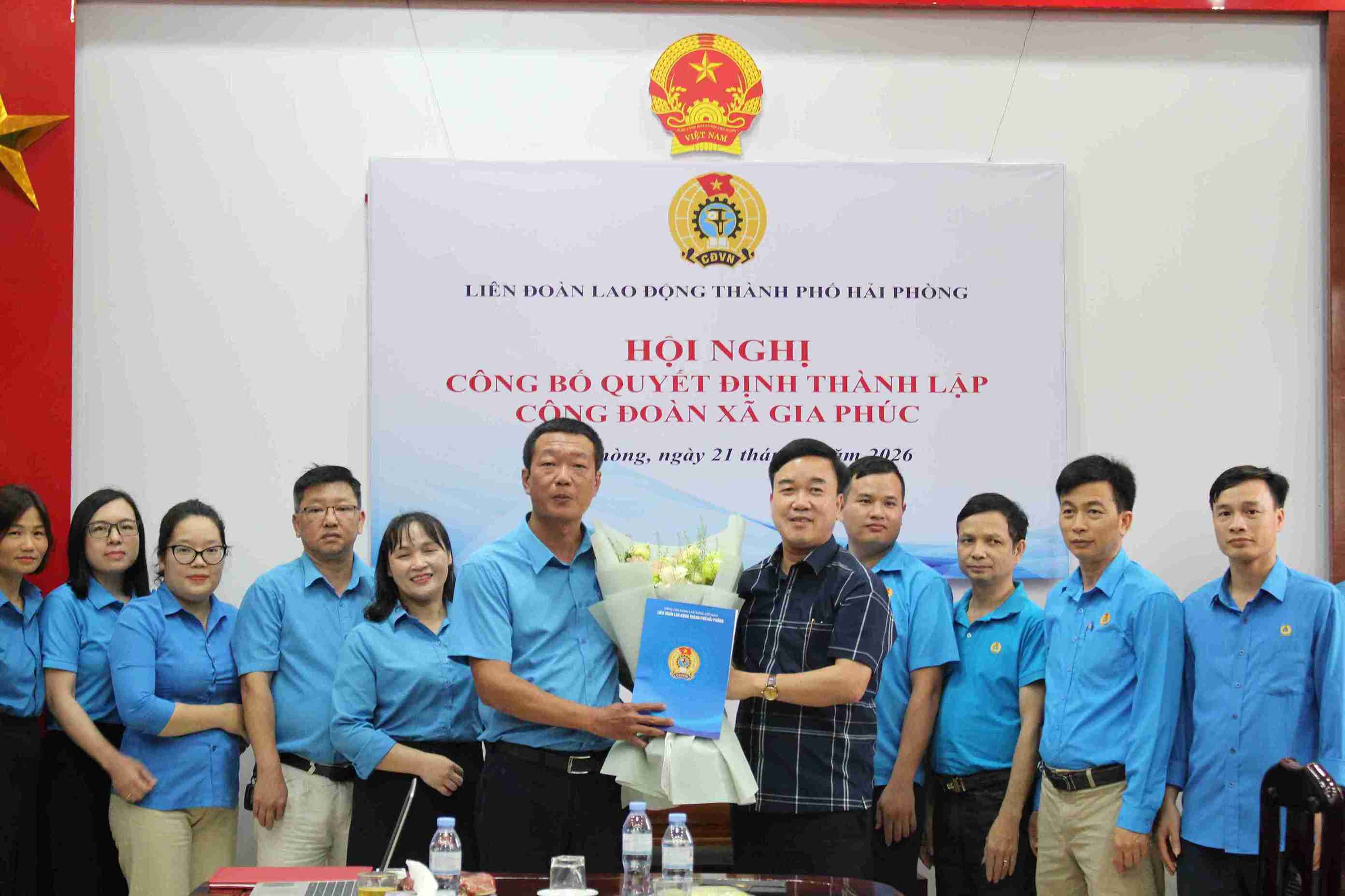 グエン・ヴァン・クエット氏がザーフックコミューン労働組合の設立決定書を授与。写真:マイ・フオン