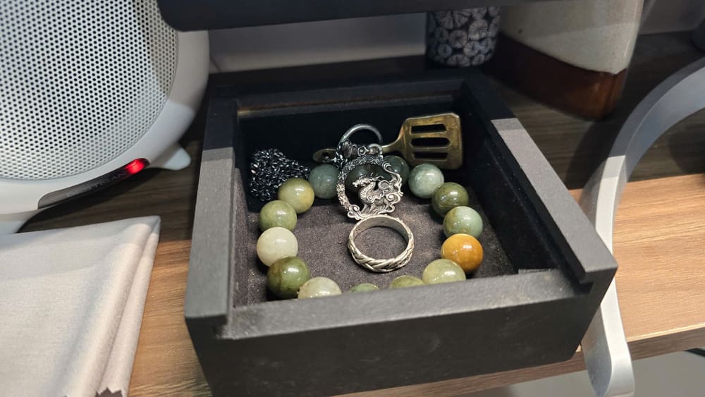 Storing personal accessories neatly into specialized boxes is a simple way to help keep the desk always neat and tidy. Photo: Tuan Dat