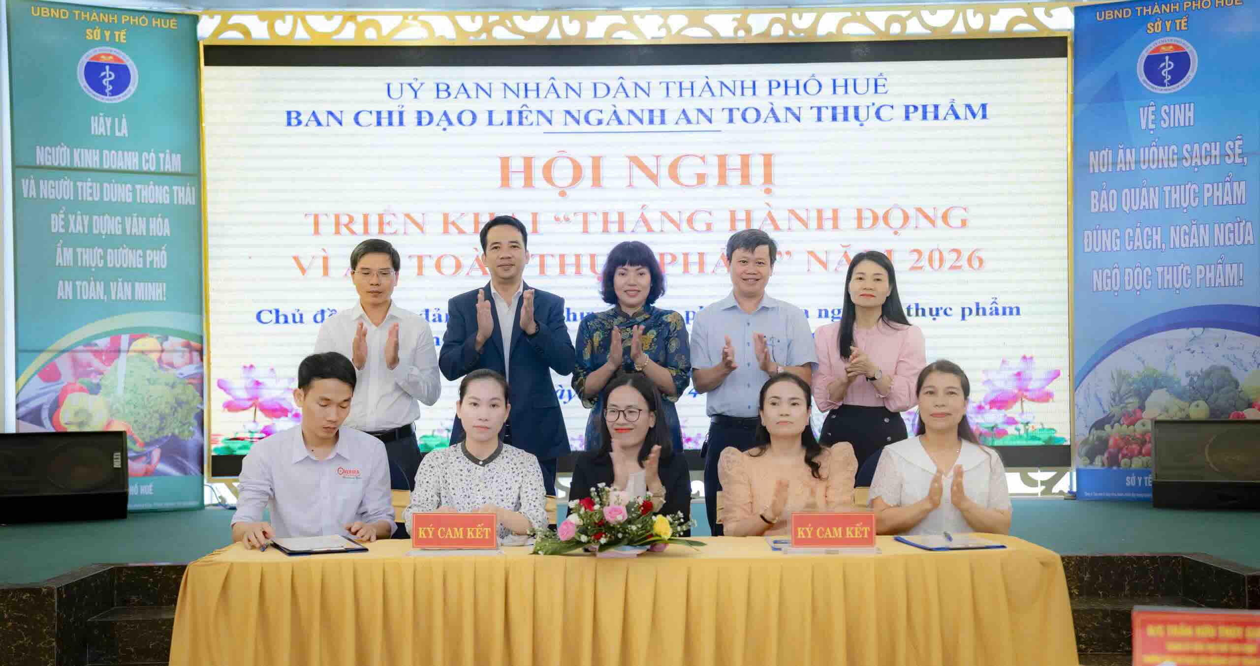 Establishments sign commitments to ensure food safety and prevent food poisoning in food services and street food. Photo: Dinh Hoang.