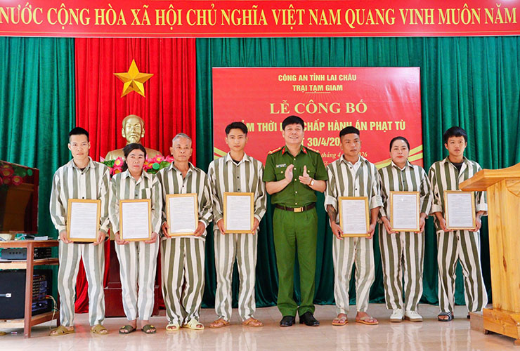 Colonel Khoang Van Thuong - Deputy Director of the Provincial Police presents decisions to reduce sentence execution time for prisoners. Photo: Lai Chau Police