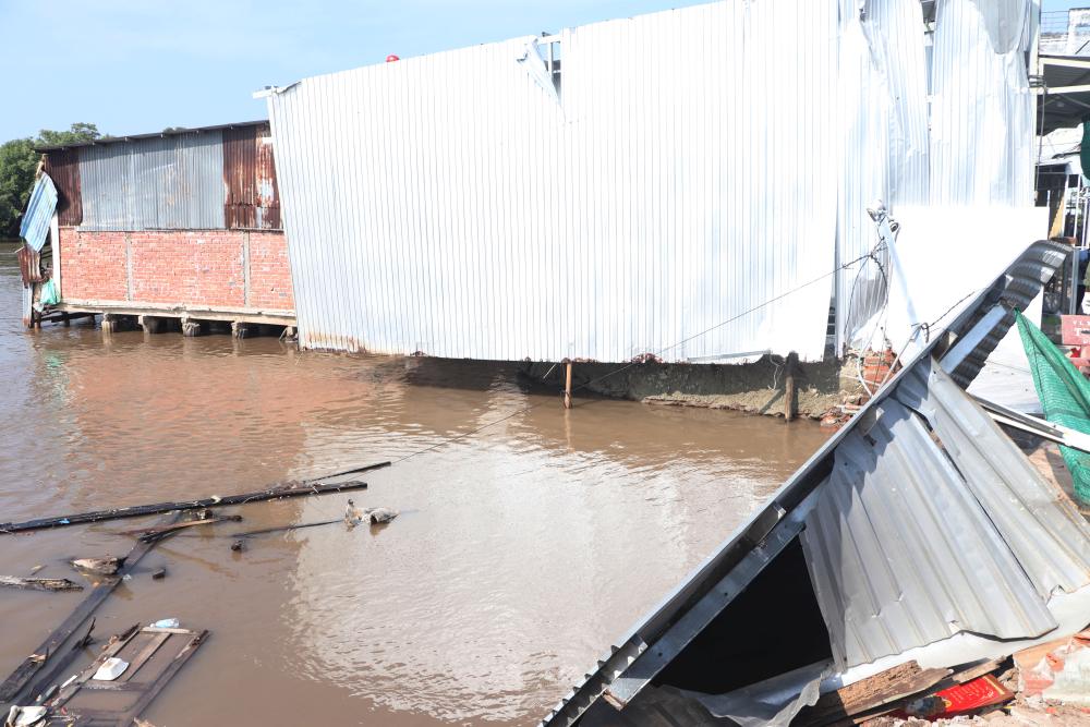 Landslide collapses 4 houses, 2 houses urgently relocated in Ca Mau