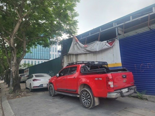 The Register Department answers citizens about comments on pickup truck classification. Photo: Minh Hanh