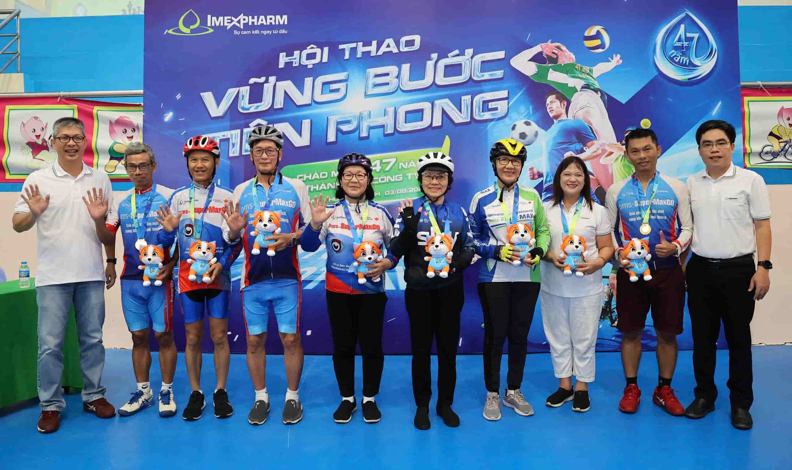 Ông Nghĩa (ngoài cùng bên phải) và lãnh đạo Công ty trao thưởng cho cán bộ, nhân viên tại Hội thao kỷ niệm ngày thành lập Công ty. Ảnh: Nhân vật cung cấp.