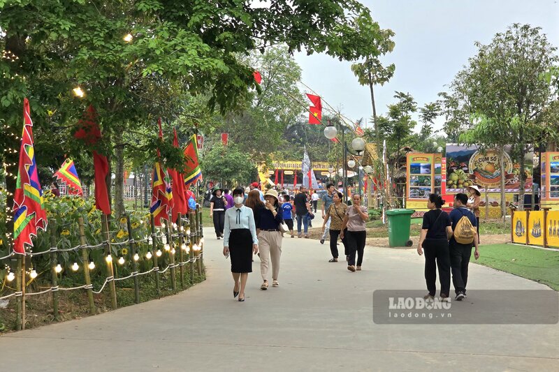 Trại văn hóa thu hút sự quan tâm lớn của người dân và du khách. Ảnh: Tô Công