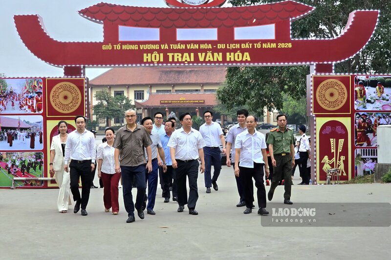 Leaders of the Provincial Party Committee and Phu Tho Provincial People's Committee visit and inspect the Hung Temple Cultural Camp on the afternoon of April 21. Photo: To Cong