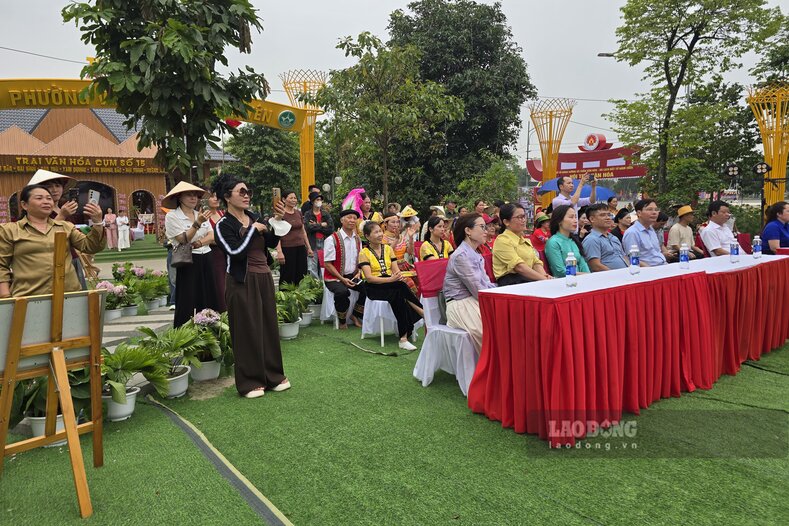 Các tiết mục thu hút sự quan tâm của người dân và du khách. Ảnh: Tô Công