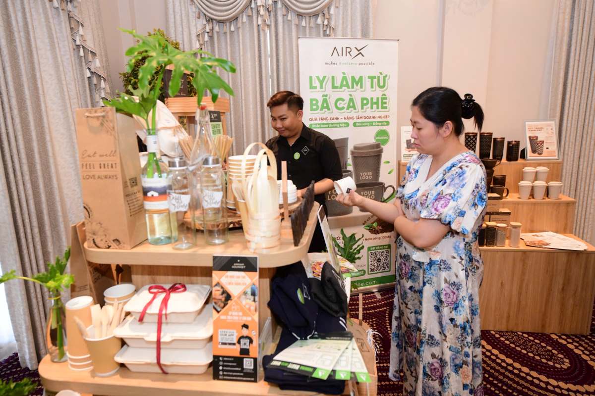 Người tiêu dùng tham quan các gian hàng trưng bày sản phẩm tái chế. Ảnh: Định Quang