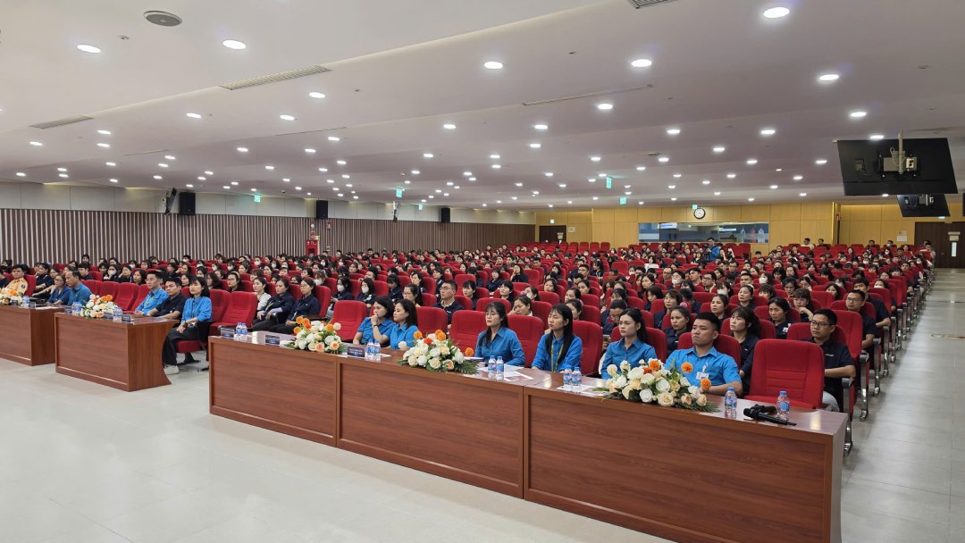 Đoàn viên, người lao động tham dự chương trình. Ảnh: Quyết Chiến 