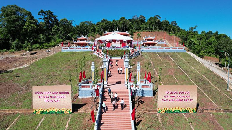 Le temple commémoratif des martyrs de Trường Sơn, route 20 Quyết Thắng, point clé de Cà Roòng-ATP, a été mis en service et est devenu une destination touristique spirituelle attrayante pour les touristes. Photo: Thanh Hải