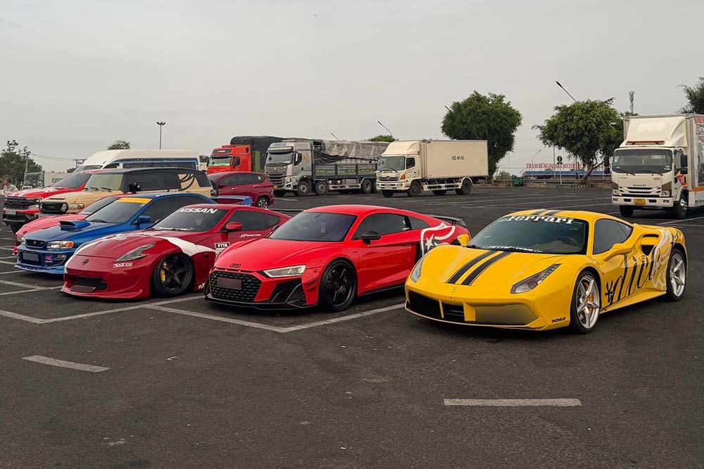 Supercar fleet appears on the Ho Chi Minh City - Long Thanh - Dau Giay expressway. Photo: Huu Tai