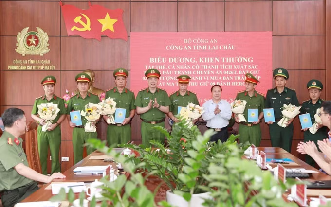 라이쩌우성 인민위원회 상임 부위원장 똥탄하이는 마약 불법 거래 용의자 3명을 체포하는 데 성공적으로 참여한 부대에 포상을 수여했습니다. 사진: 퀴쭝/TTXVN