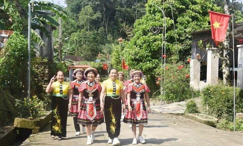Ethnic minorities in Son Kim 1 commune are proud to wear traditional costumes to preserve their culture. Photo: Le Hao