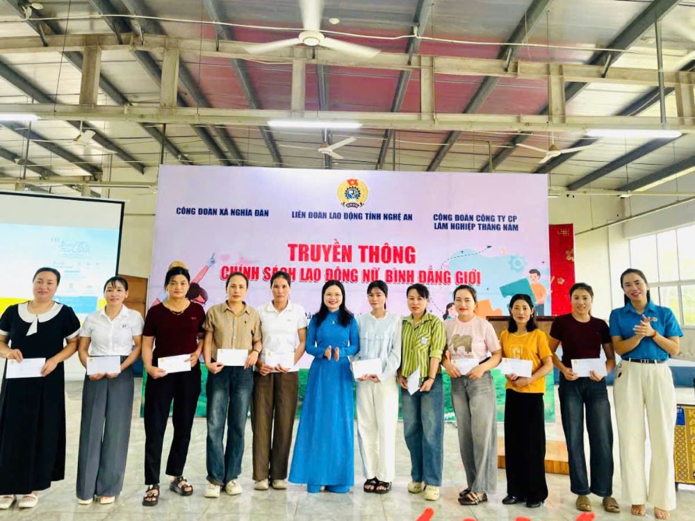 La Fédération du travail de la province de Nghệ An, en coordination avec le syndicat de base, organise une communication sur la politique du travail des femmes et l'égalité des sexes afin de sensibiliser les membres du syndicat. Photo: Syndicat de Nghệ An