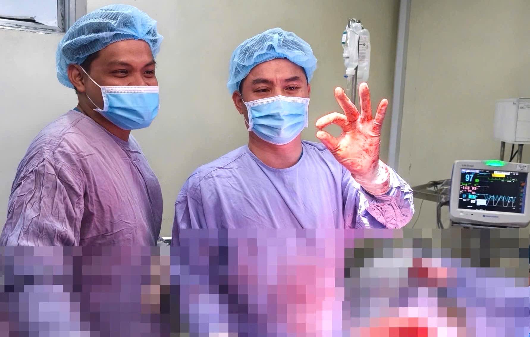 Thong Nhat Dong Nai General Hospital saves a patient who was shot in the chest. Photo: HAC