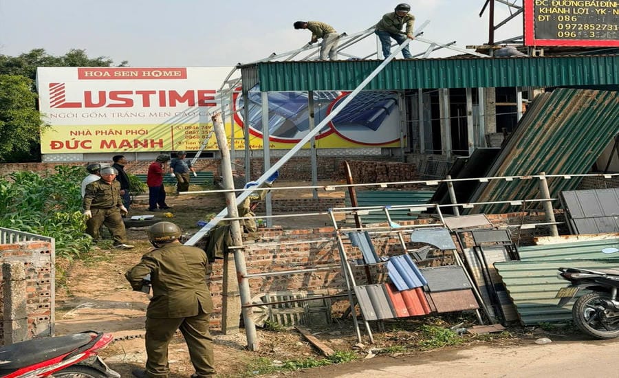 Functional forces carry out coercion against a number of illegal constructions on agricultural land in Yen Khanh commune, Ninh Binh province. Photo: Dieu Anh