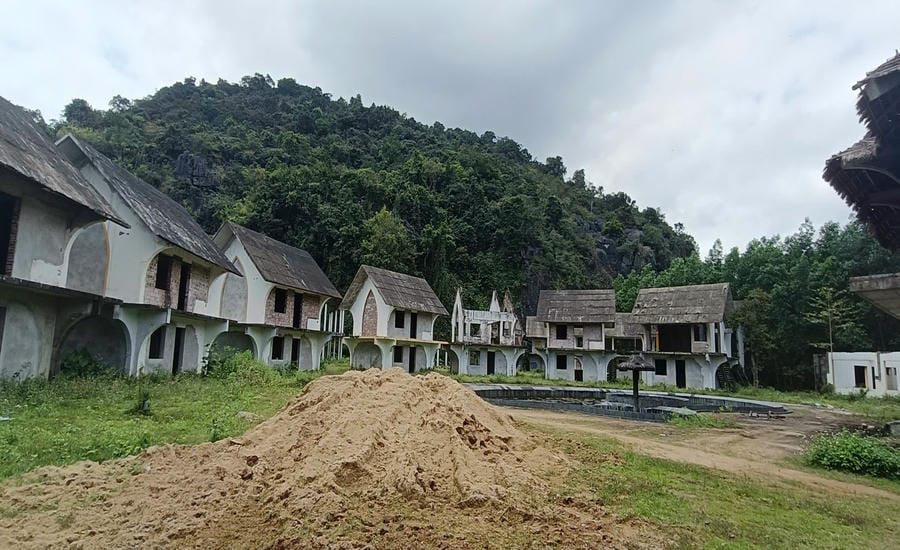 Ecobana project of Phong Nha Green Travel Co., Ltd. abandoned for a long time. Photo: Thanh Trung