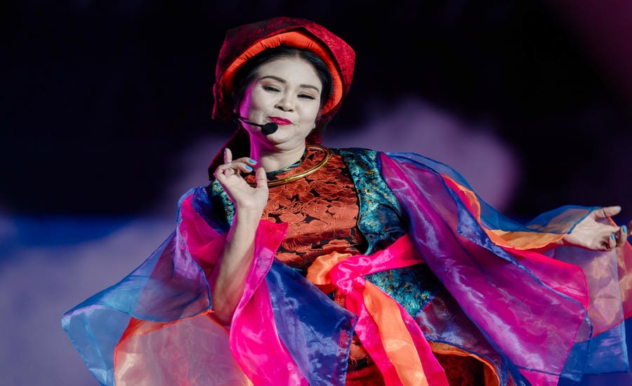 People's Artist Thanh Ngoan suddenly appeared in the Duyen performance, harmonizing with Lam Bao Ngoc, Phuong My Chi, Saabirose, Liu Grace, and Phao Northside on stage at concert 2 of "Em xinh say hi" in October 2025. Photo: Producer