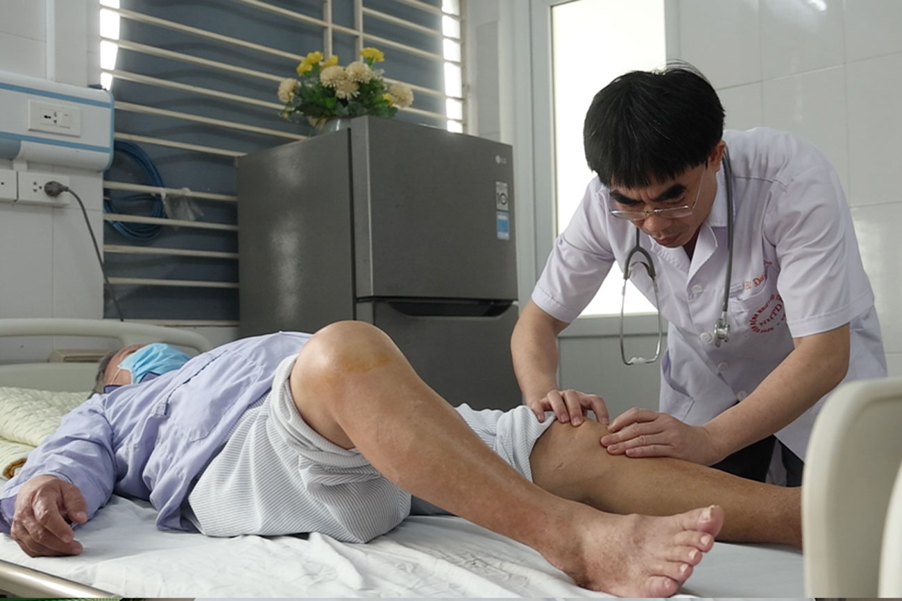 Osteoporosis is becoming increasingly common in the elderly. Photo: Duong Anh