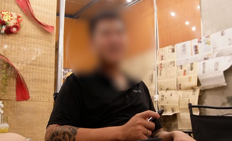 젊은이들은 금지되었음에도 불구하고 여전히 몰래 전자 담배를 사용합니다. 사진: 후옌안