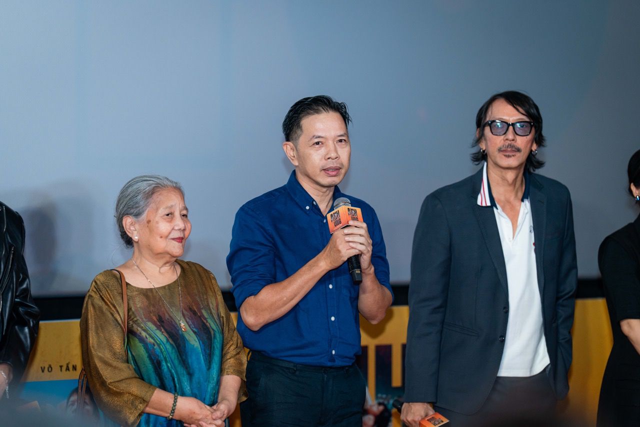 Thai Hoa shares about the movie project Anh Hung. Photo: Film crew