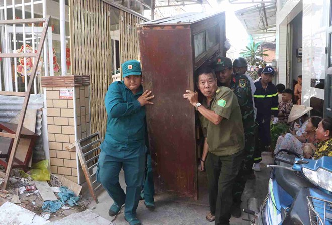 Giúp dân di dời tài sản trong vụ sạt lở ngày 21.4 tại Cà Mau. Ảnh: Nhật Hồ.