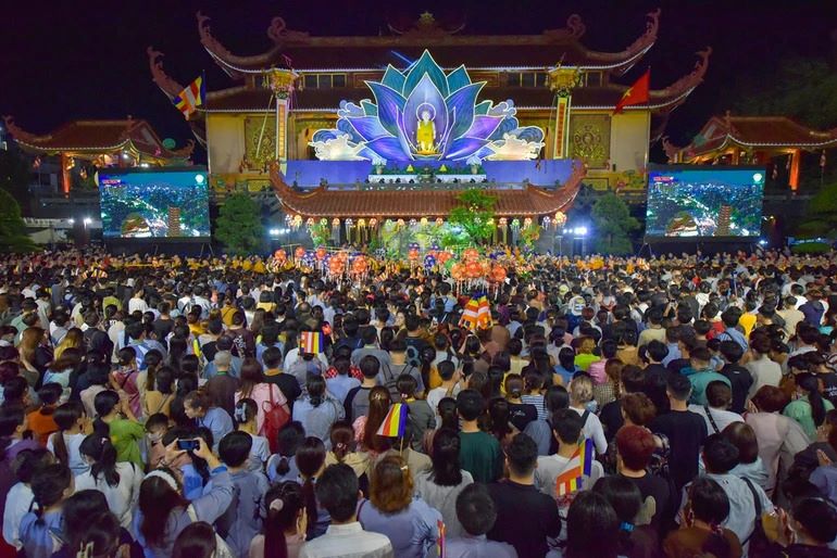 안꽝 사당에서 베트남 국사(호치민시)까지 부처님 가마 행렬이 목욕 의식을 거행합니다. 사진: 꽝다오