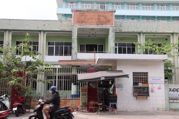 A series of public houses and land properties in Da Nang have been abandoned for many years, causing urban disorder. Photo: Nguyen Linh