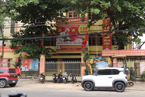 Từng là trụ sở UBND phường Thuận Phước, khu đất rộng gần 480 m2 tại số 88 Đống Đa hiện đang hoang hóa sau khi đơn vị di dời. Ảnh: Nguyễn Linh