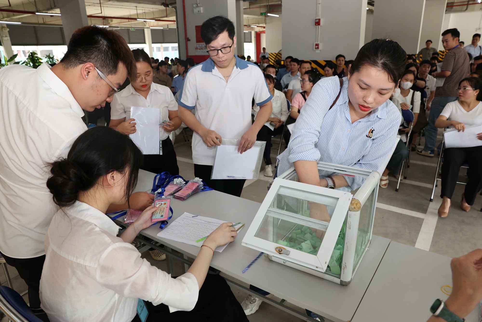 Hundreds of customers draw lots to buy social housing in Ninh Binh. Photo: Minh Phuc
