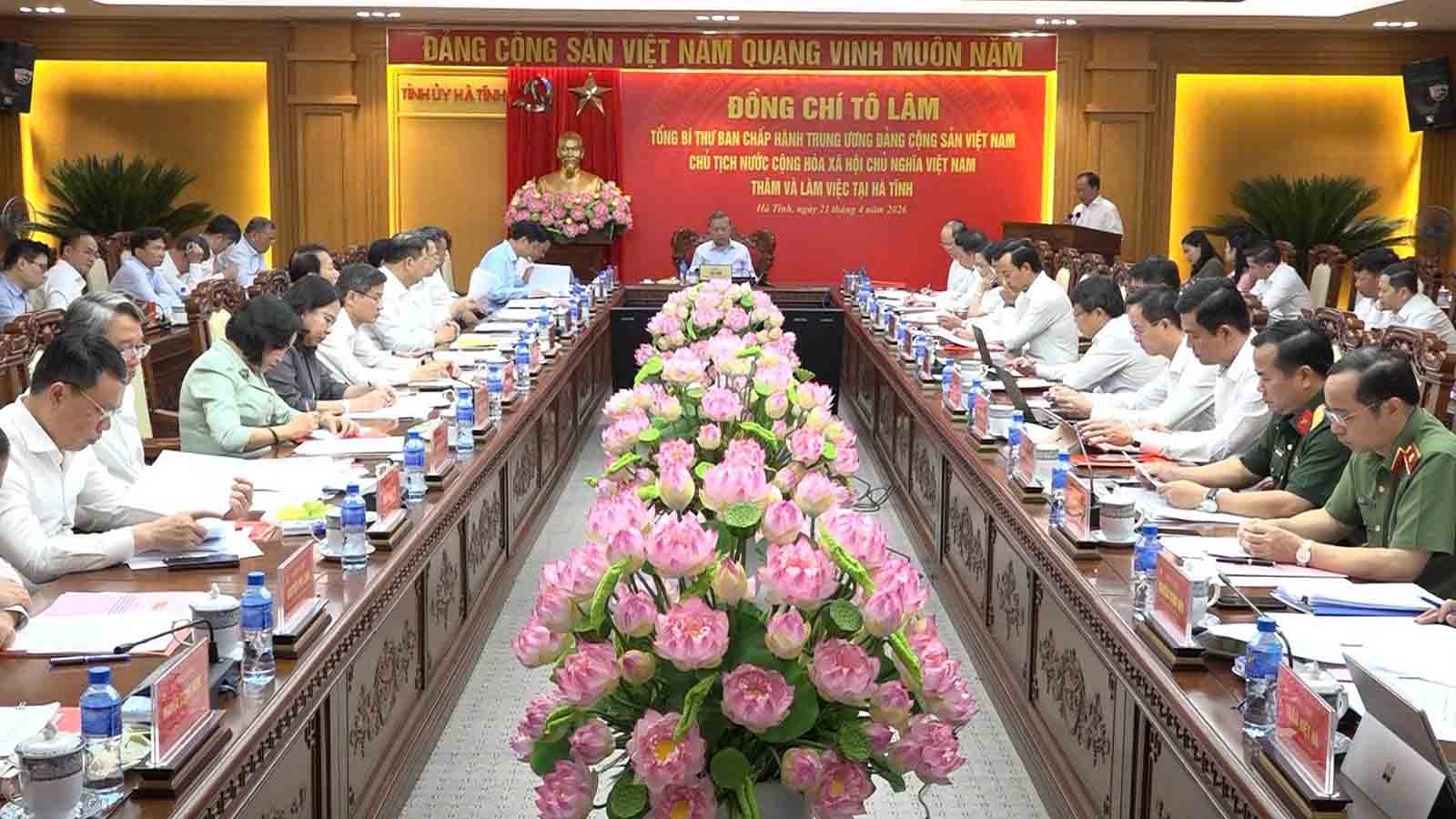 Toàn cảnh buổi làm việc của Tổng Bí thư, Chủ tịch nước Tô Lâm và đoàn công tác Trung ương với tỉnh Hà Tĩnh. Ảnh: Hoàng Anh