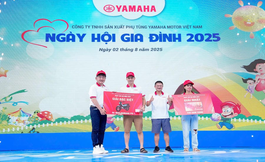 Mr. Nguyen Huy Sang (2nd from right) - Chairman of the grassroots Trade Union of Yamaha Motor Vietnam Parts Manufacturing Co., Ltd. Photo: Character provided