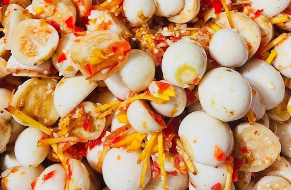 Pickled eggplant is a "food to eat" in the summer but is not good for kidney function if eaten regularly and too much. Photo: Kieu Vu
