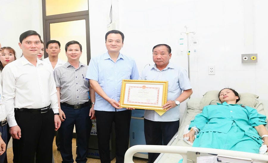 Leaders of Lao Cai Provincial People's Committee visit, encourage and award Certificates of Merit to Ms. Luong Thi Tinh. Photo: Bao Nguyen