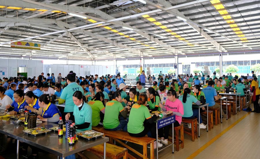 TKG Taekwang Can Tho Co., Ltd. announces the holiday schedule and bonus levels for the April 30 - May 1 holiday to employees. Photo: Company provided