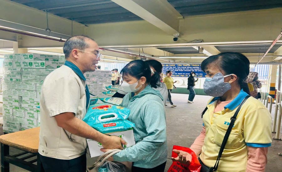 The Executive Committee of the Trade Union of TKG Taekwang Vina Company presents support to union members and workers. Photo: Company Trade Union