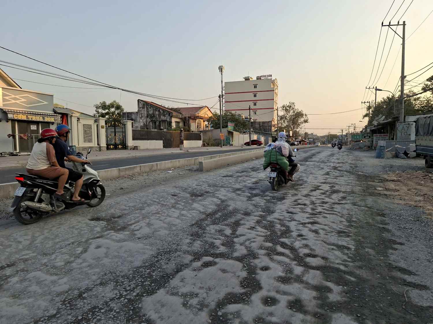 TPHCM yêu cầu sửa chữa khẩn cấp đường Hoàng Hữu Nam.  Ảnh: Minh Quân