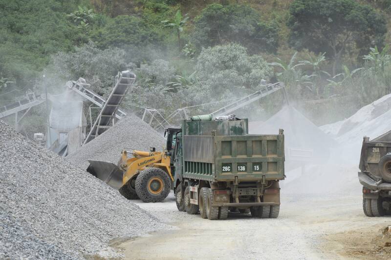 Son La 지방 Muong Bu 코뮌 Nang Phai 마을의 Duc Minh Edulight 주식회사의 건축용 석재 가격은 2026년 3월 초부터 10~15% 상승했습니다. 사진: Truong Son