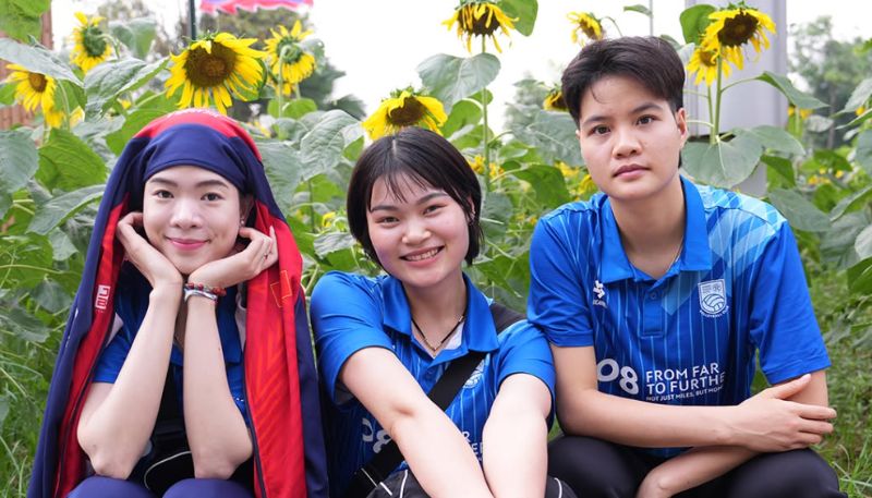 Phụ công Lê Thanh Thúy (ngoài cùng bên trái) tạo dáng hài hước cùng đồng đội. Ảnh: Bóng chuyền Việt Nam