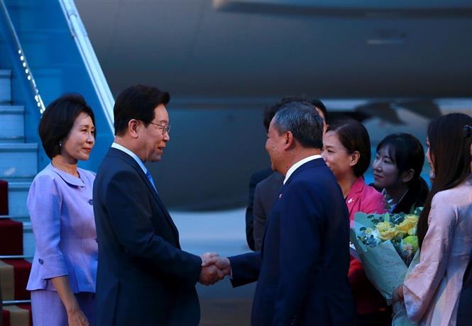 Lễ đón Tổng thống Hàn Quốc Lee Jae Myung và Phu nhân tại Sân bay Quốc tế Nội Bài. Ảnh: TTXVN 