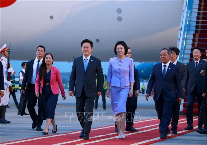 South Korean President Lee Jae Myung and his wife arrive in Hanoi, beginning a state visit to Vietnam. Photo: VNA